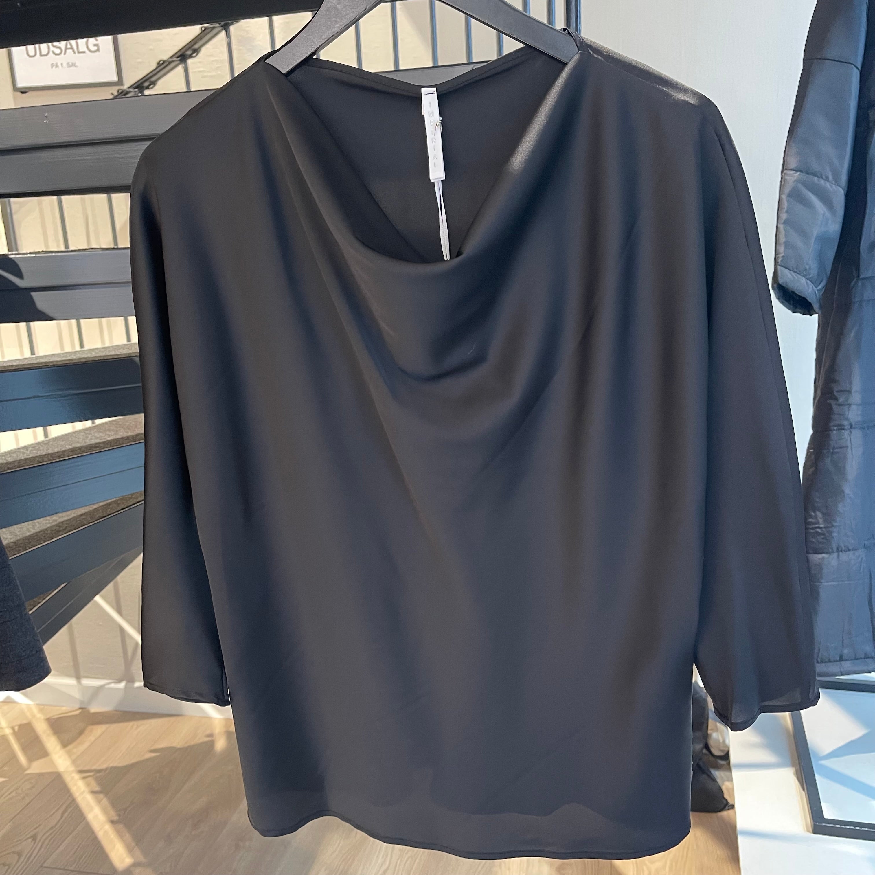 IMPERIAL - VANDFALDS BLUSE SORT