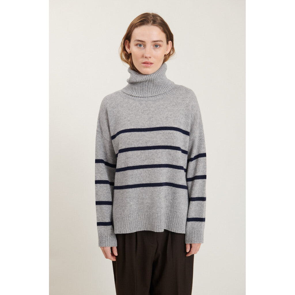 BASIC APPAREL - LISE STRIPED T-NECK LIGHT GREY