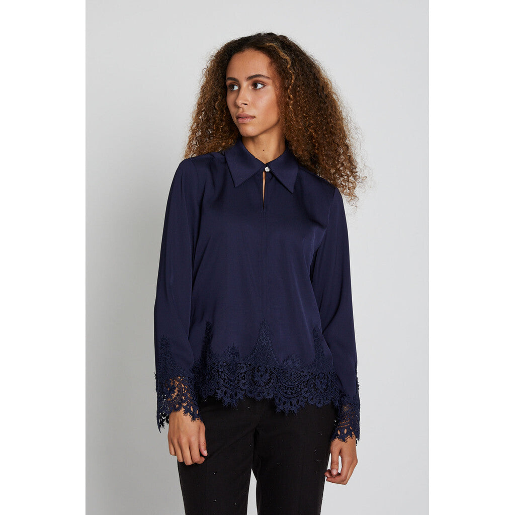 BRUUNS BAZAAR - ELAINA BLUSE NAVY